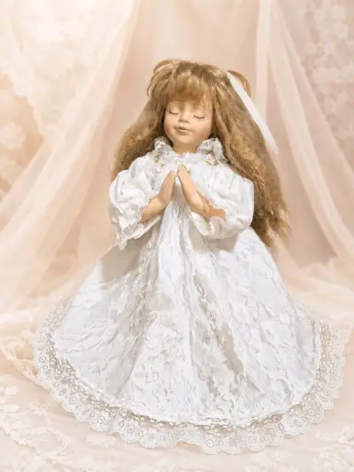 Muñeca de Porcelana en Vestido Blanco colección - miniatura 5