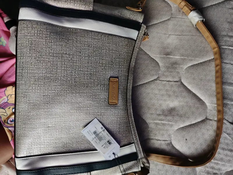 Bolso cruzado Nautica beige con detalles negros - 1