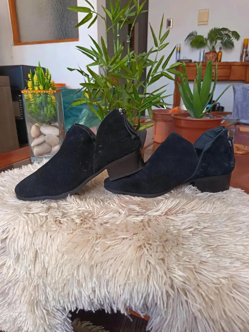 Botines de gamuza negros con tacón bajo - 1