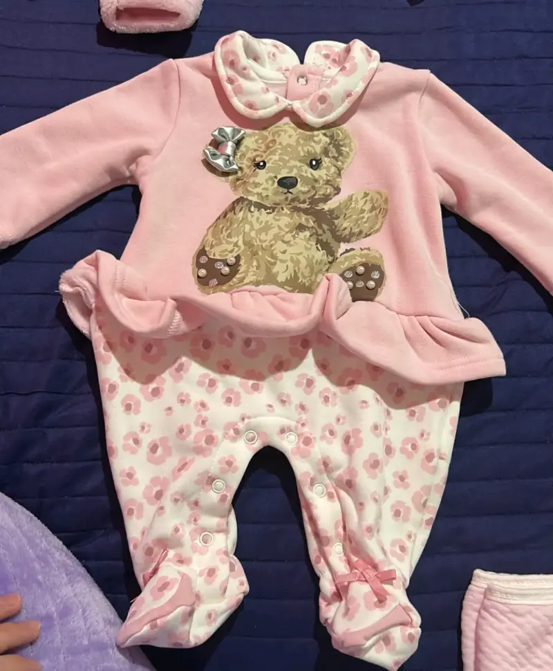 Conjunto de ropa para bebé en tonos rosados - 1
