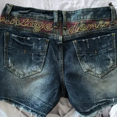 Shorts de mezclilla Blue Stone desgastados - miniatura 2