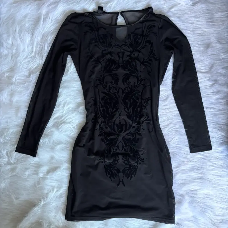 Vestido negro de manga larga con diseño elegante