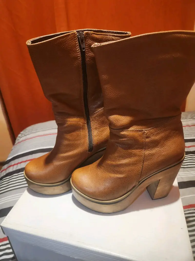Botines de cuero marrón con tacón alto
