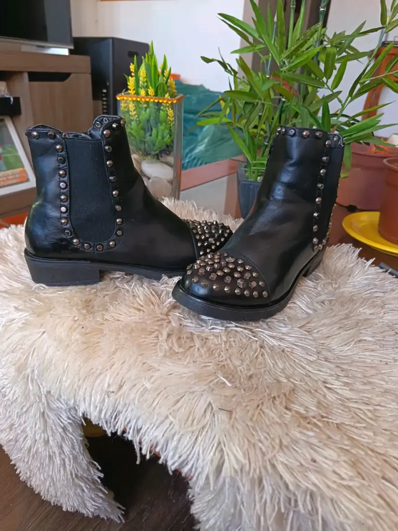 Botines negros con tachas para mujer - 1