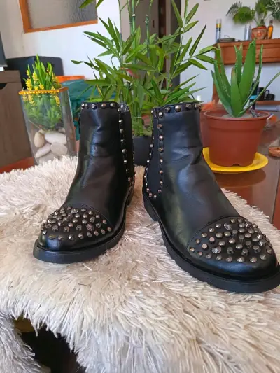 Botines negros con tachas para mujer - miniatura 2