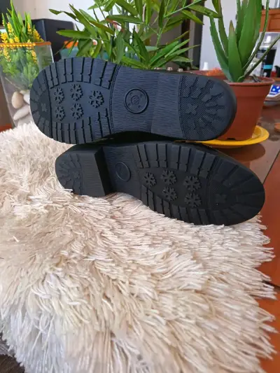 Botines negros con tachas para mujer - miniatura 3