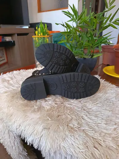 Botines negros con tachas para mujer - miniatura 4