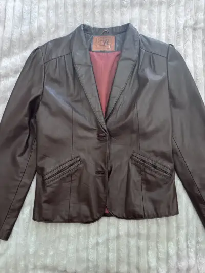 Chaqueta de cuero cafe para mujer - miniatura 1