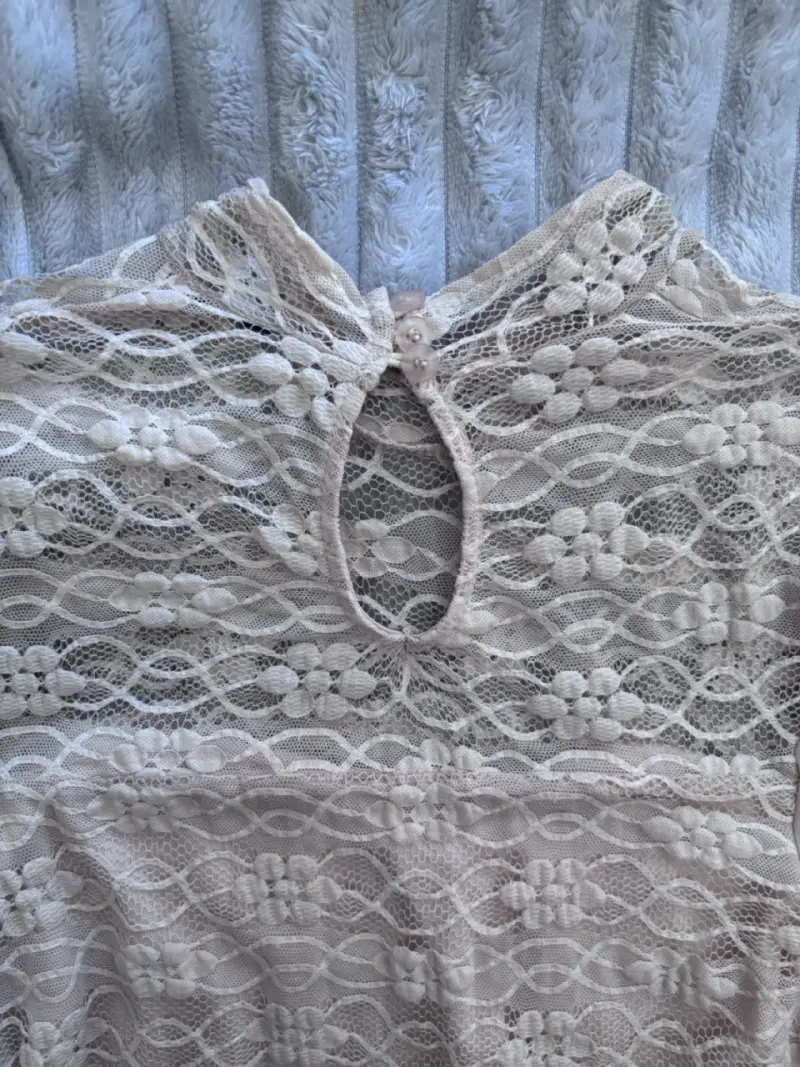 Vestido de encaje blanco con mangas largas - 2