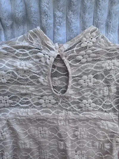 Vestido de encaje blanco con mangas largas - miniatura 2