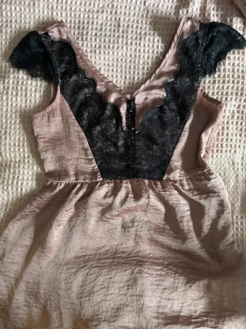polera de encaje rosa y negro elegante
