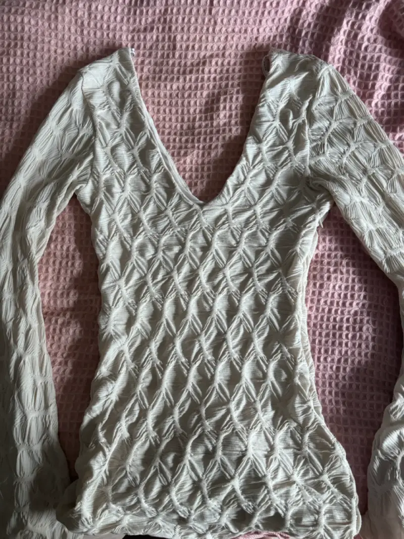 vestido tejida blanca con diseño texturizado