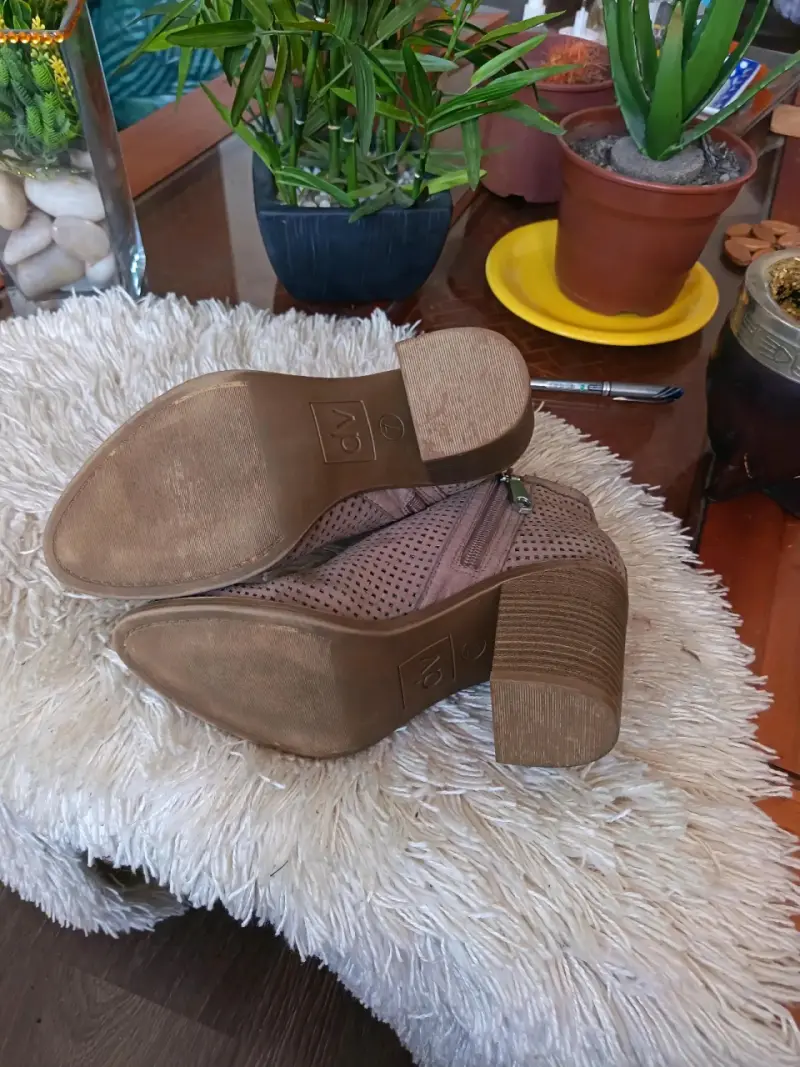 Botines de tacón alto color beige con diseño perforado - 3