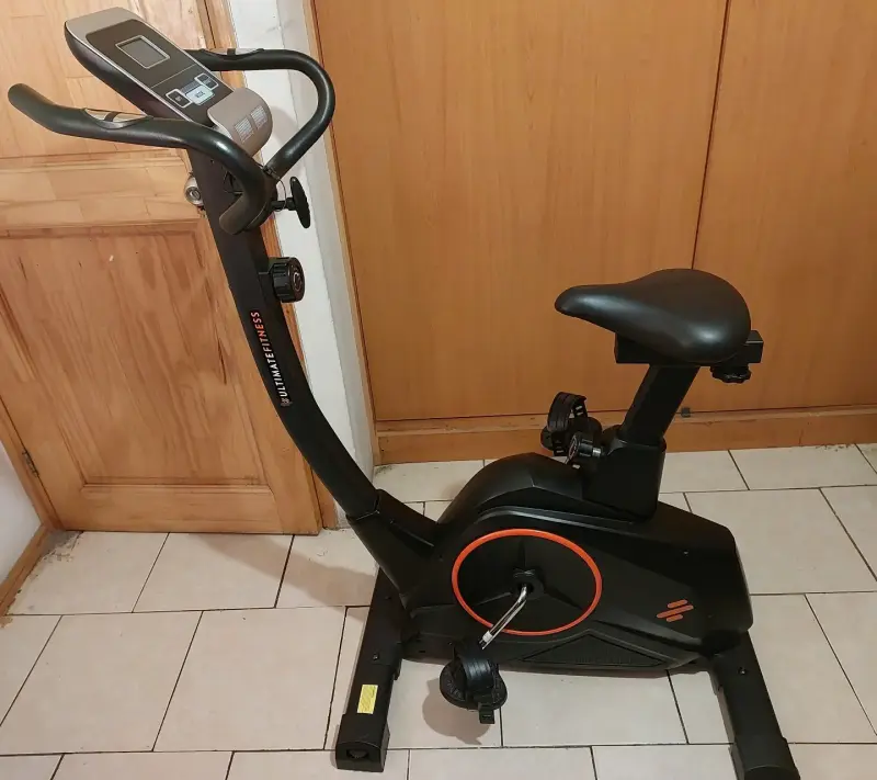 Bicicleta estática Ultimate Fitness con pantalla digital - 1