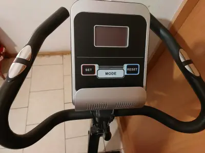 Bicicleta estática Ultimate Fitness con pantalla digital - miniatura 2