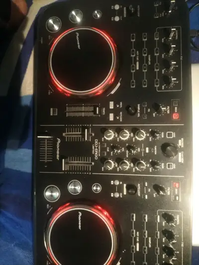 Controlador DJ Pioneer DDJ-ERGO-K con luces LED - miniatura 1