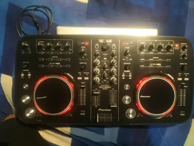 Controlador DJ Pioneer DDJ-ERGO-K con luces LED - miniatura 6