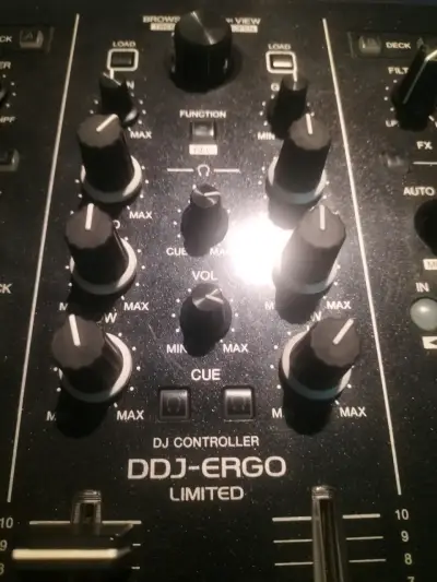 Controlador DJ Pioneer DDJ-ERGO-K con luces LED - miniatura 9