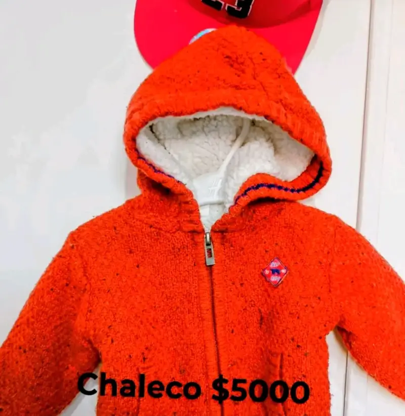 Chaleco infantil naranja con capucha