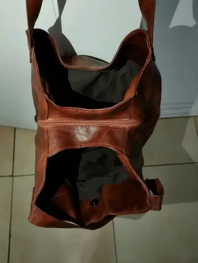 Cartera tote de cuero sintético marrón amplio - miniatura 3
