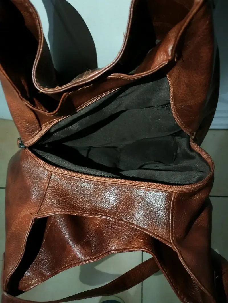 Cartera tote de cuero sintético marrón amplio - 4