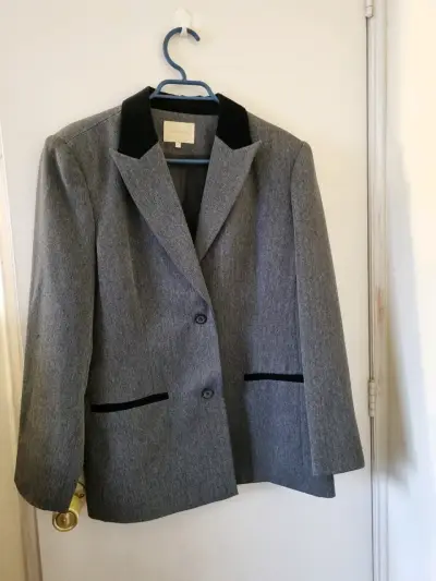Traje de mujer gris con detalles negros - miniatura 1