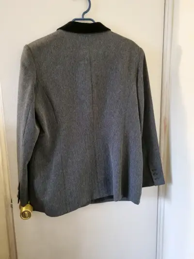 Traje de mujer gris con detalles negros - miniatura 2