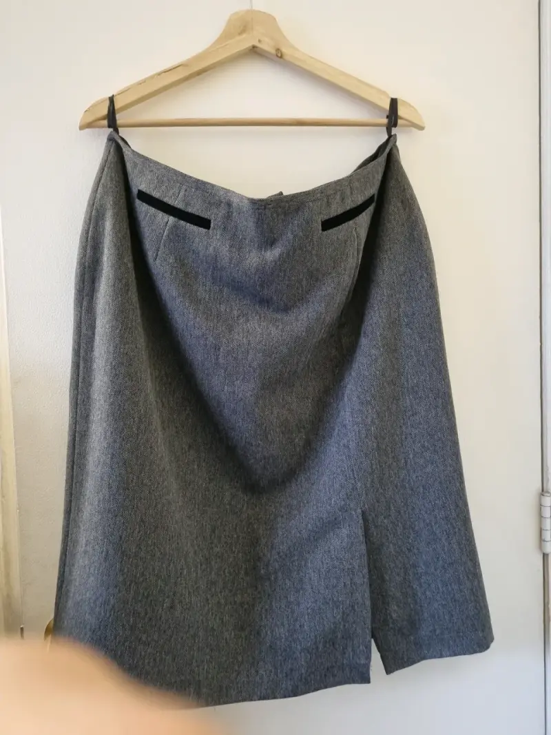 Traje de mujer gris con detalles negros - 3