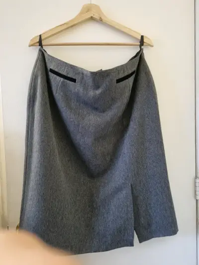 Traje de mujer gris con detalles negros - miniatura 3