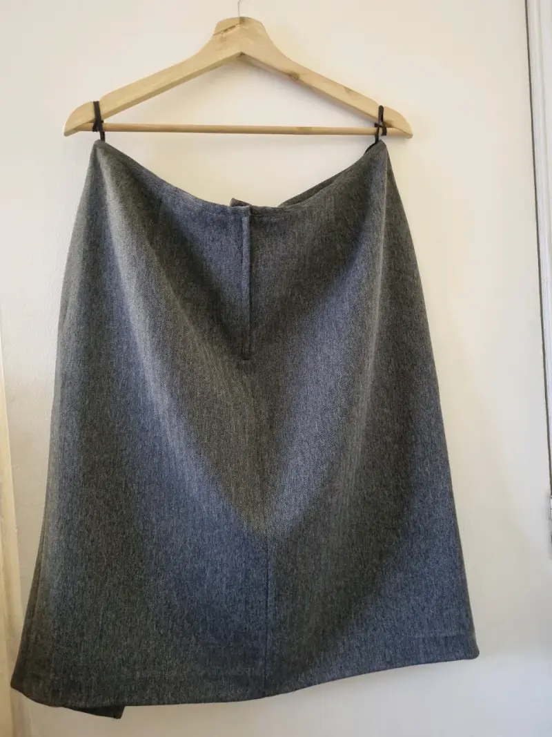 Traje de mujer gris con detalles negros - 4