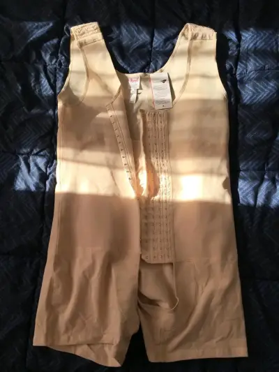 Faja reductora masculina María E color beige - miniatura 1