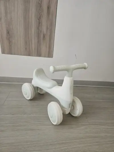 Triciclo infantil blanco con luces LED - miniatura 1