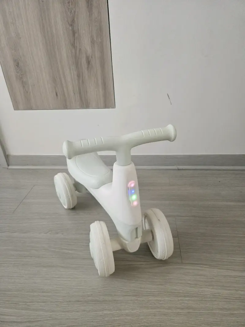 Triciclo infantil blanco con luces LED - 2