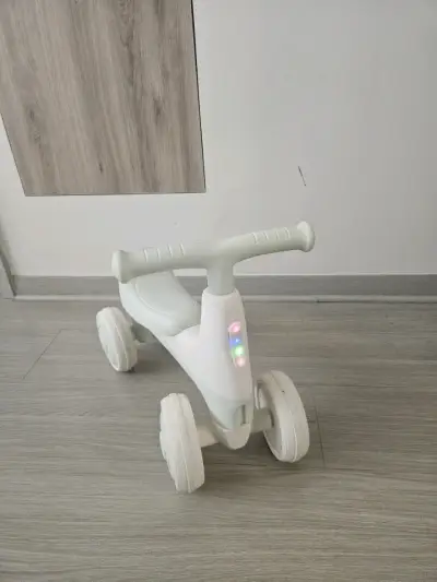 Triciclo infantil blanco con luces LED - miniatura 2