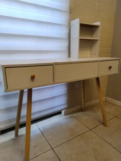 Tocador de madera con espejo y cajones - miniatura 1