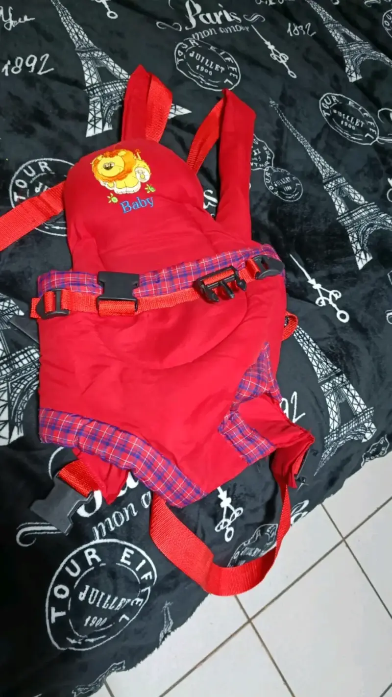 Portabebé rojo con diseño de león