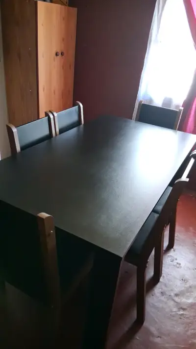 Mesa de comedor negra con sillas - miniatura 2
