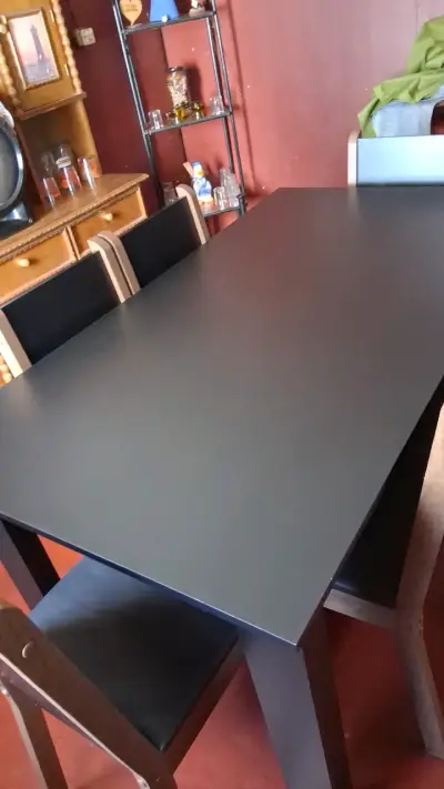 Mesa de comedor negra con sillas - miniatura 3