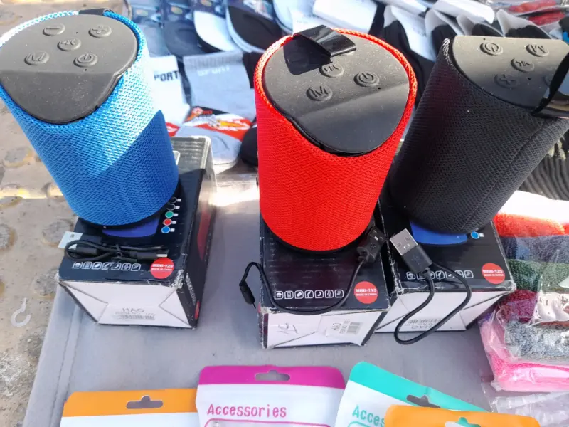 Parlantes Bluetooth portátiles colores variados