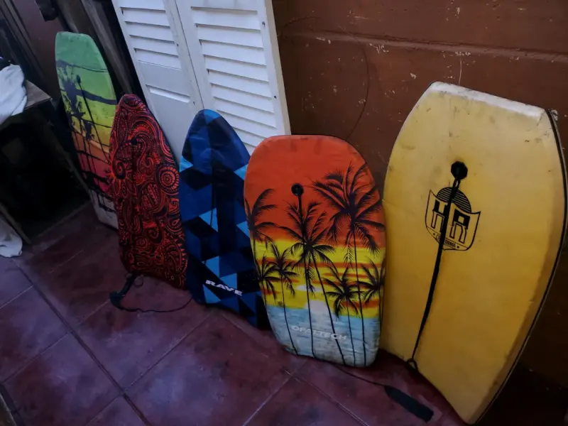 Bodyboards de colores variados en buen estado - 1