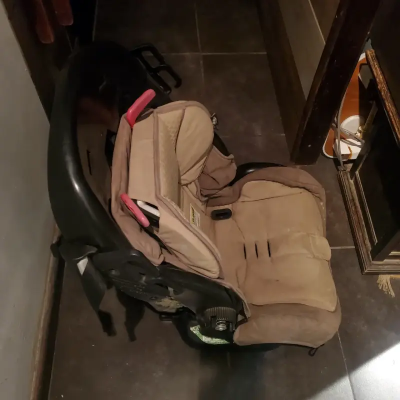 Silla de auto para bebé color beige - 1