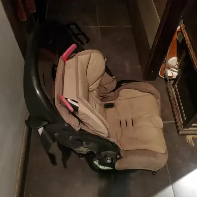 Silla de auto para bebé color beige - miniatura 1