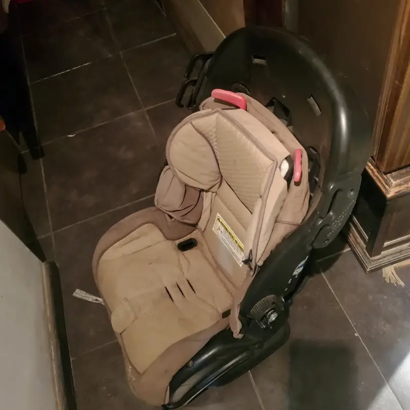 Silla de auto para bebé color beige - 4