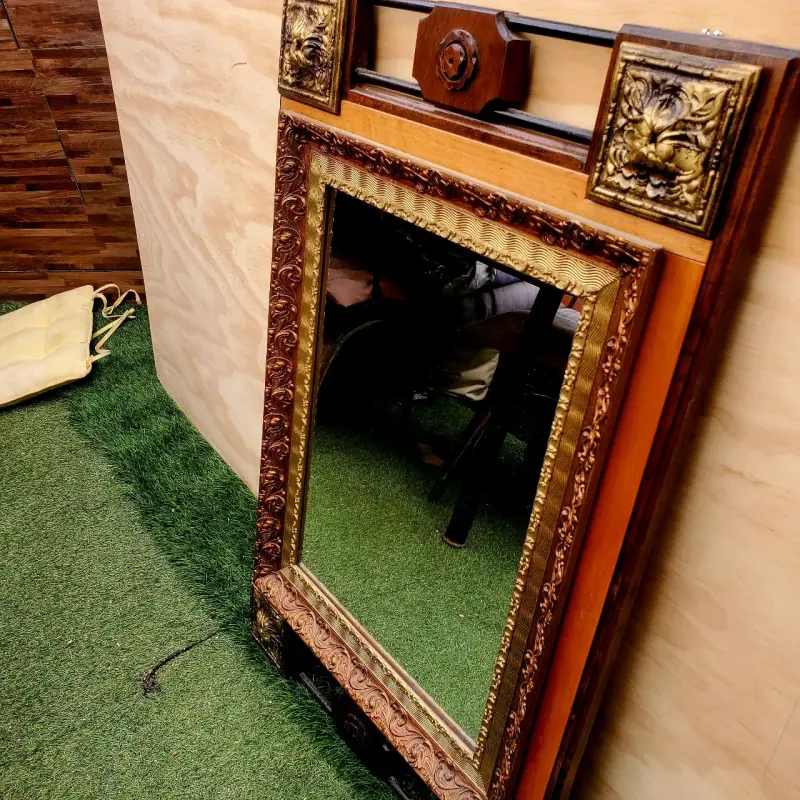 Espejo decorativo de madera con marco tallado - 1