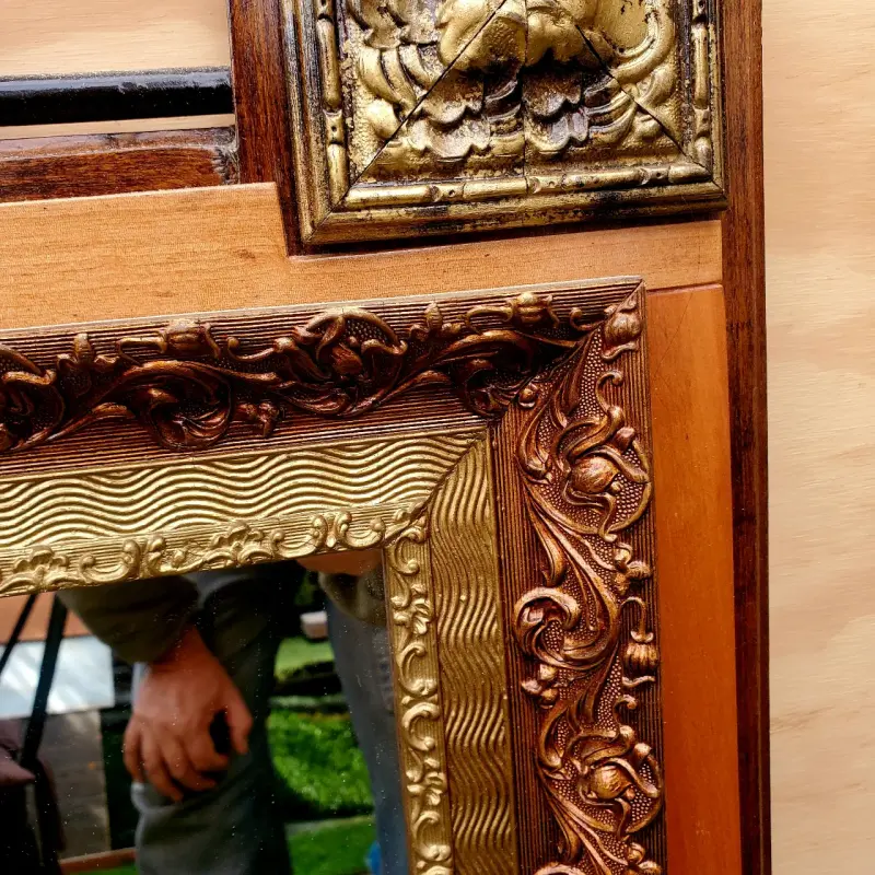 Espejo decorativo de madera con marco tallado - 2