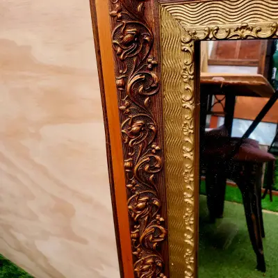 Espejo decorativo de madera con marco tallado - miniatura 3