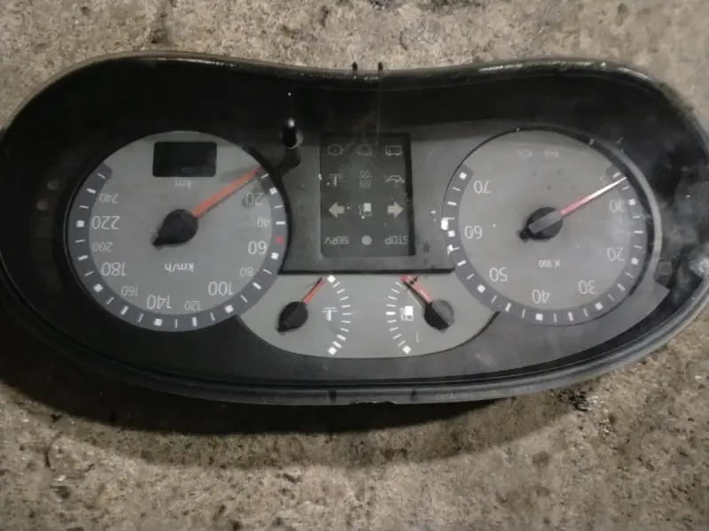 Tablero de instrumentos para automóvil usado - 1