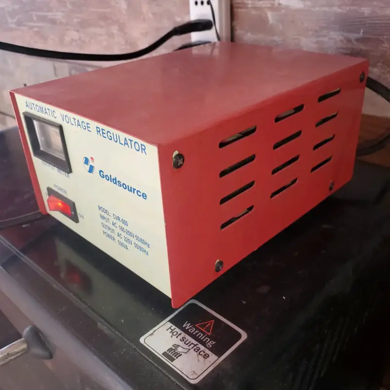 Regulador de Voltaje Automático Goldsource 500VA - 2