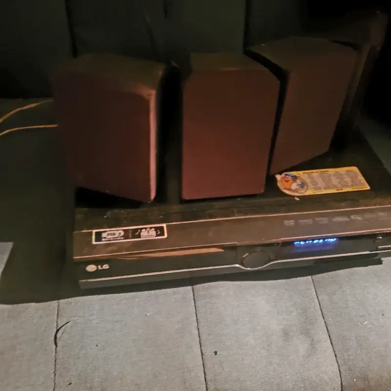 Sistema de sonido LG con parlantes - 2