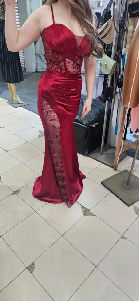 Vestido largo rojo vino con encaje elegante